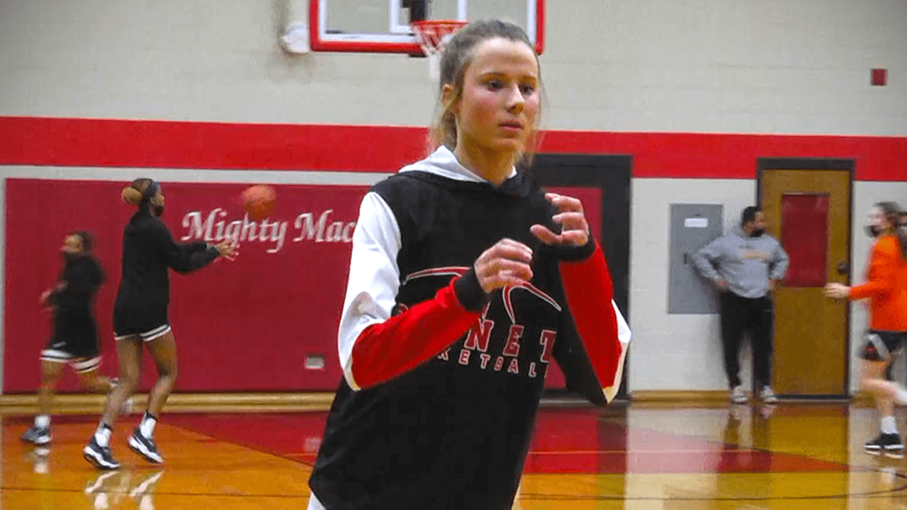 Benet Academy senior Lenee Beaumont named 2023 Ms. Basketball of